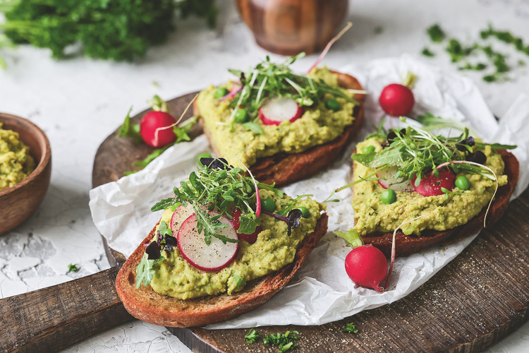 Rezeptbild für Geröstetes Brot mit Erbsenhummus